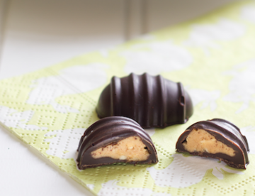 Шоколадные яйца sous vide с арахисовой начинкой