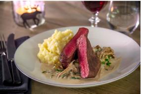 Оленина sous vide с тушеными лисичками