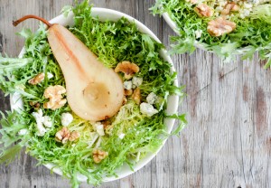 Салат фризе с пряными зимними грушами sous vide